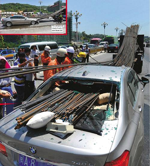 อุบัติเหตุ-เหล็กเส้น-เสียบทะลุรถ-จากรถบรรทุก